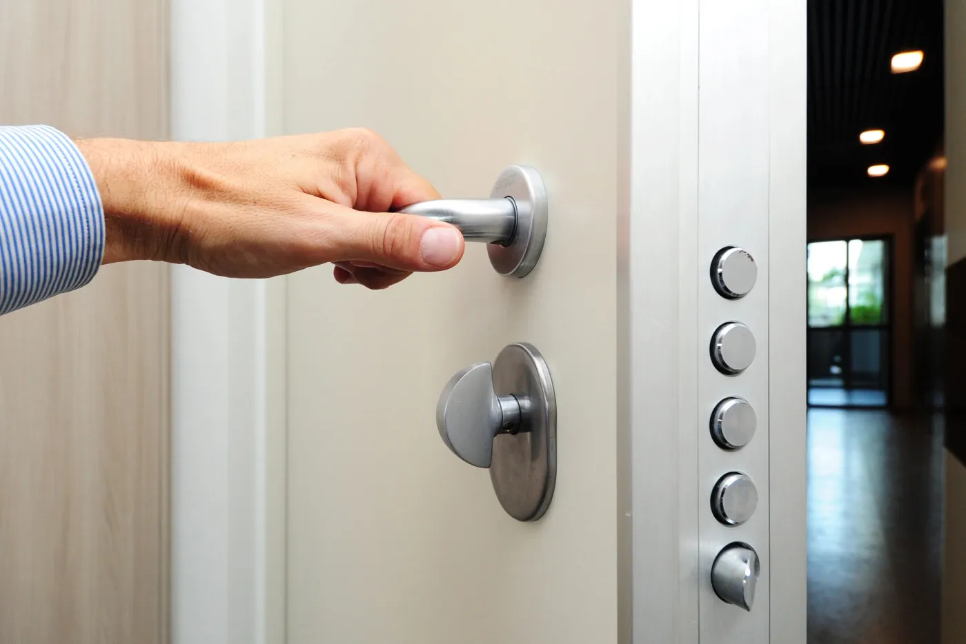 Poignée et serrure multipoints d'une porte blindée à Alfortville (94140)