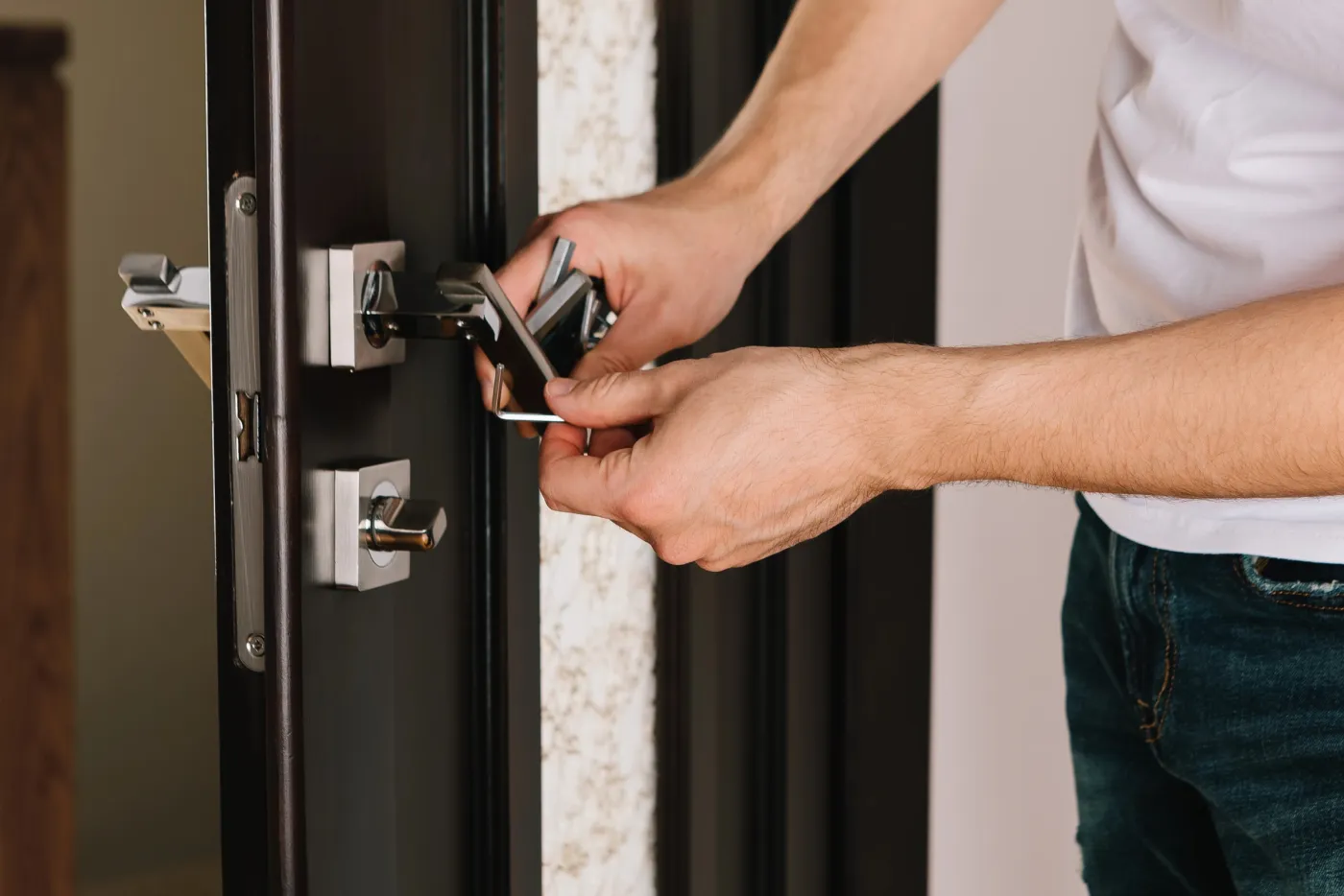 Pose d'une serrure de sûreté sur une porte d'entrée à Alfortville